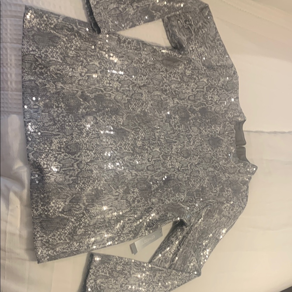 Chico's Shiny Gray Patterned Top size2 sequins, sewn, gray, and white never worn